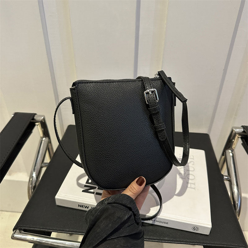 Schlichte, einfarbige Crossbody-Tasche aus Leder
