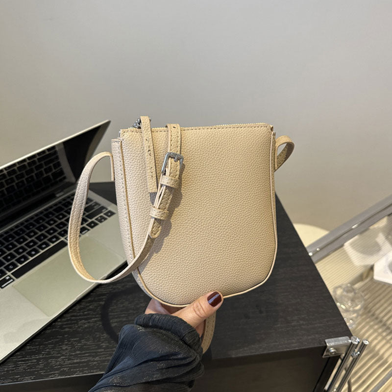 Schlichte, einfarbige Crossbody-Tasche aus Leder