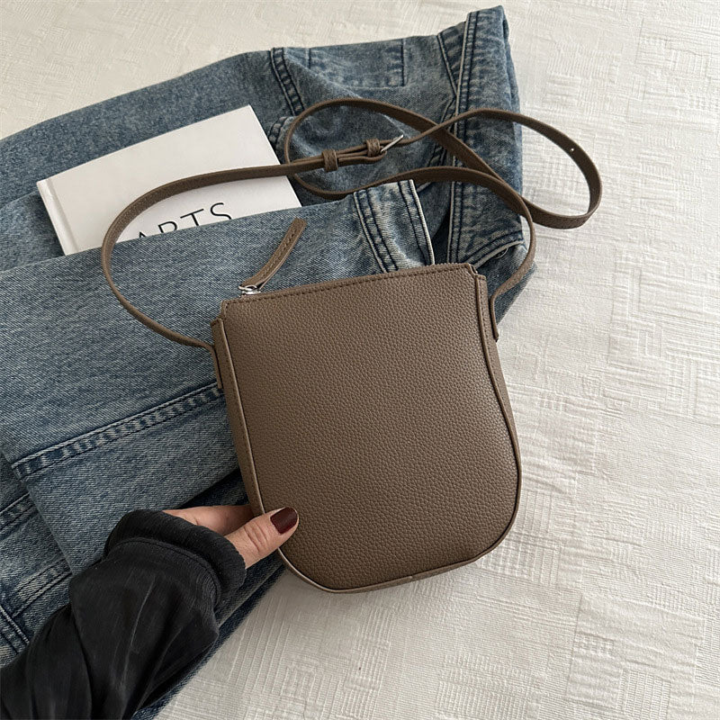 Schlichte, einfarbige Crossbody-Tasche aus Leder