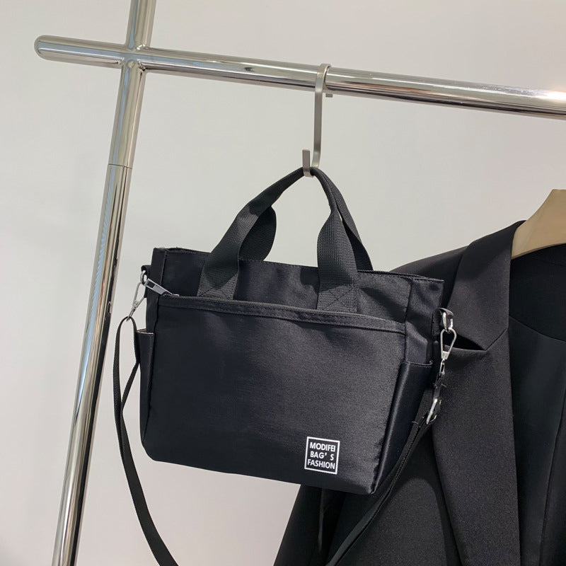 Leichte Schultertasche aus Nylon