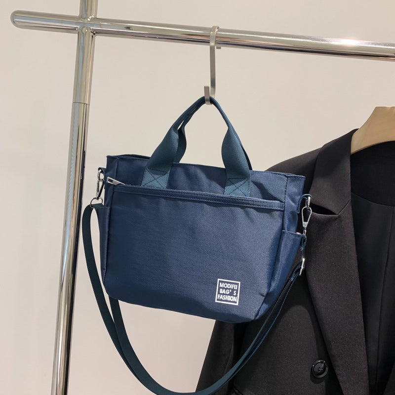 Leichte Schultertasche aus Nylon